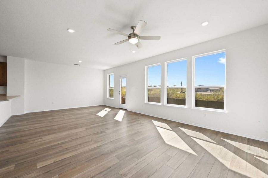 Spacious, unfurnished interior of a new home in Stoney Chase, Del Valle (Image 6).