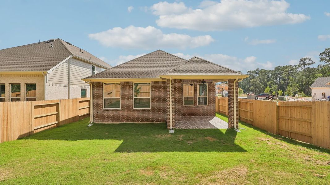 Exterior details and patio area of a home in Evergreen 40s, Conroe (Image 17).