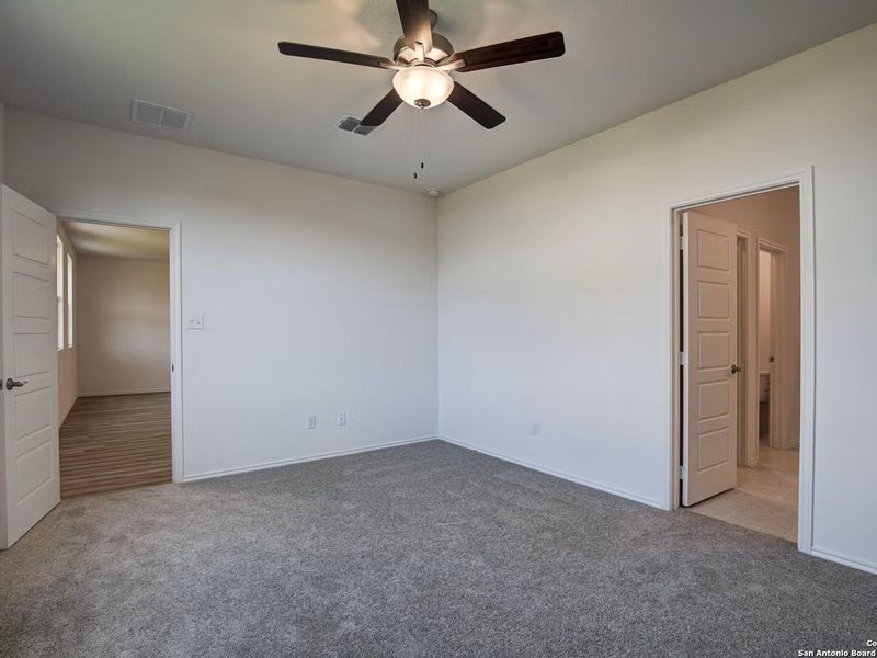 Spacious, unfurnished interior of a new home in Hannah Heights, Seguin (Image 30).