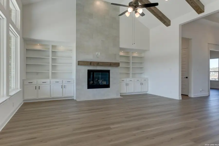 Spacious, unfurnished interior of a new home in Waldsanger, New Braunfels (Image 17).