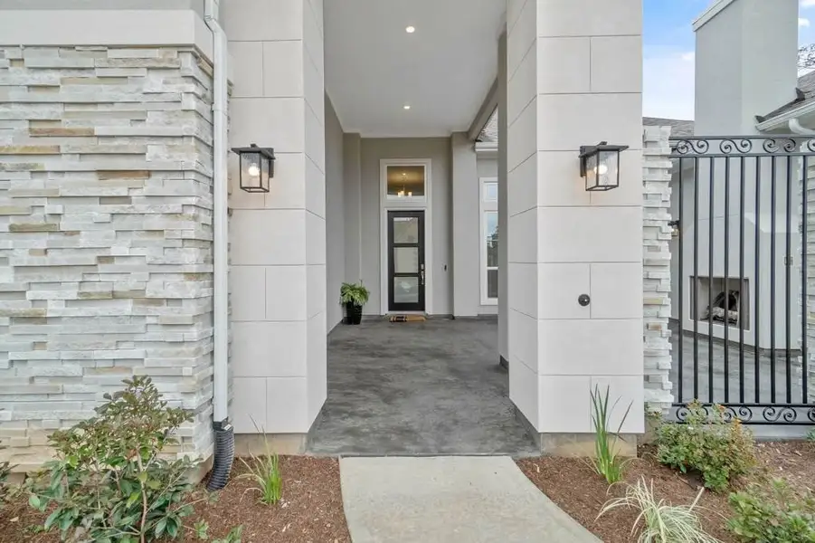 Exterior details of a home in Briarley, Montgomery (Image 4).