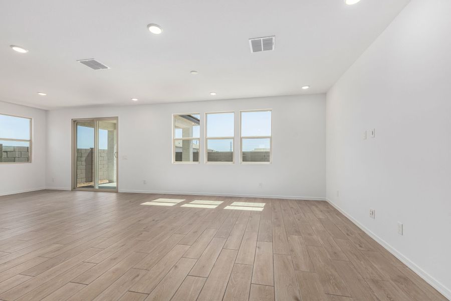 Spacious, unfurnished interior of a new home in Bella Vista Farms, San Tan Valley (Image 13).