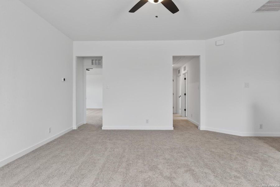 Spacious, unfurnished interior of a new home in Nopal Valley, San Antonio (Image 25).
