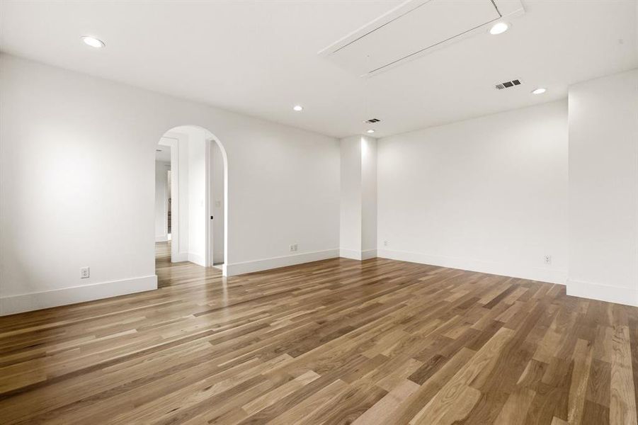 Spacious, unfurnished interior of a new home in , Dallas (Image 23).