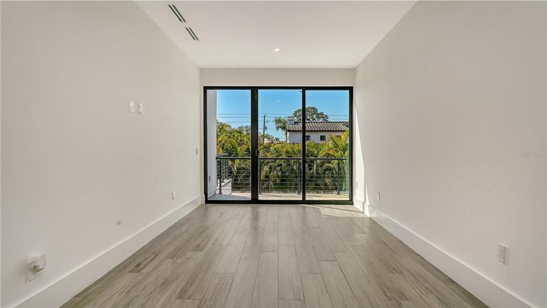 Spacious, unfurnished interior of a new home in , Sarasota (Image 40).