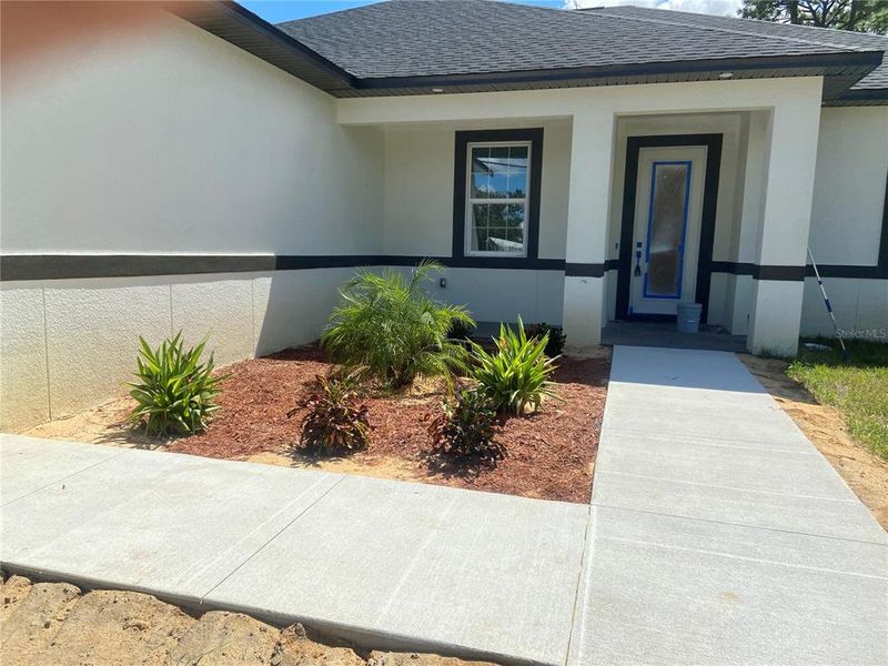 Exterior details and patio area of a home in , Sebring (Image 2).