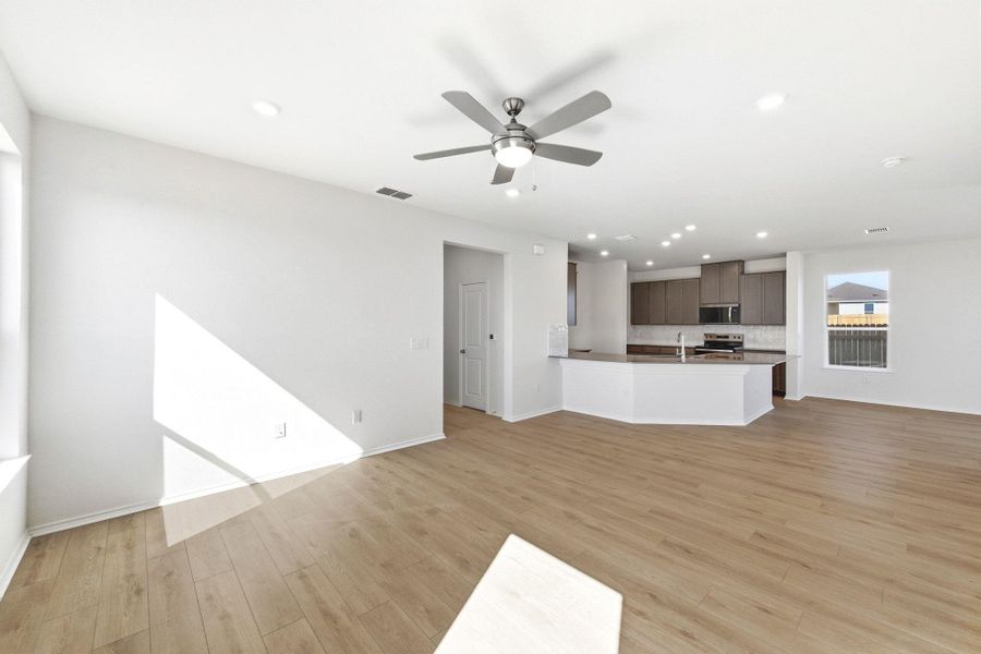 Spacious, unfurnished interior of a new home in Stoney Chase, Del Valle (Image 19).