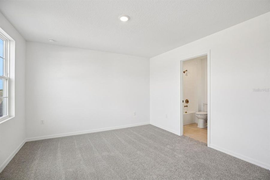 Spacious, unfurnished interior of a new home in , Mount Dora (Image 34).