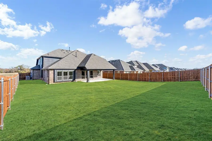 Exterior details and patio area of a home in Hampton Park, Glenn Heights (Image 4).