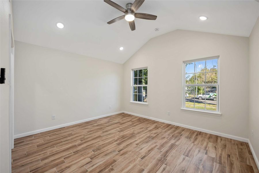 Secondary bedroom with natural light, ideal for guests, children, or a home office.