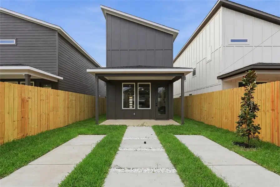 Exterior details and patio area of a home in , Dallas (Image 4).