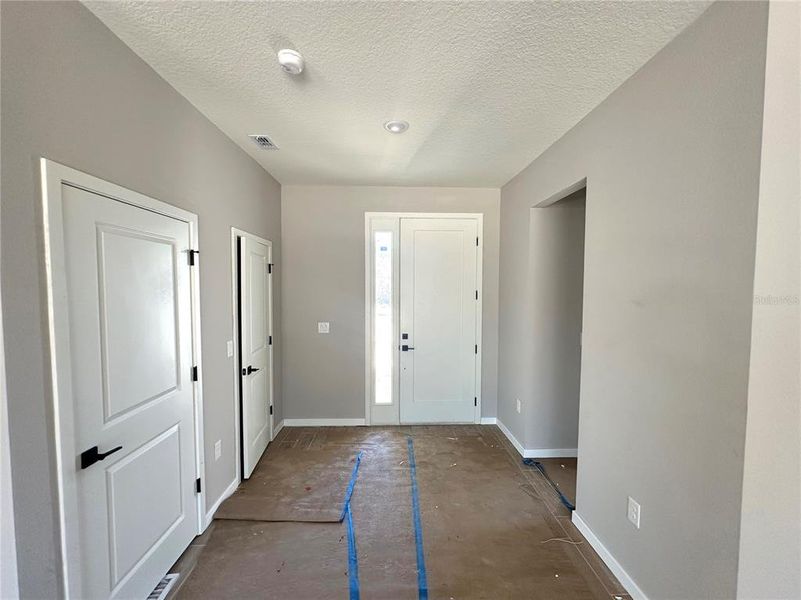 Front Entry w/Coat Closet Front Entry w/Coat Closet