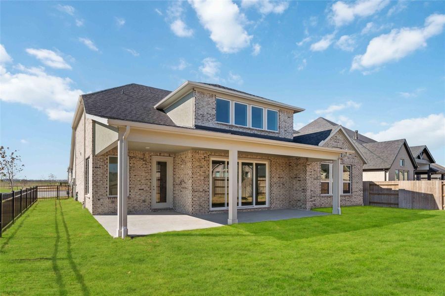 Exterior details and patio area of a home in Valencia, Manvel (Image 4).