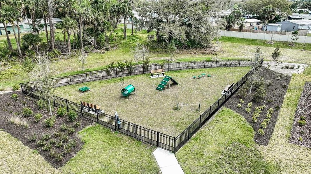 Community amenities in , Edgewater (Image 8).