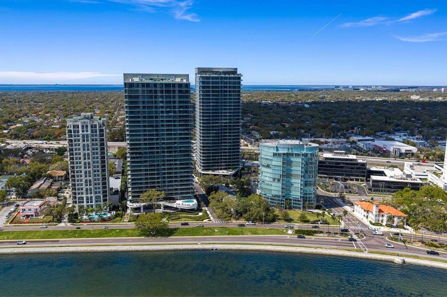 Condo located in Tampa, FL showcasing its design and architecture (Image 53).