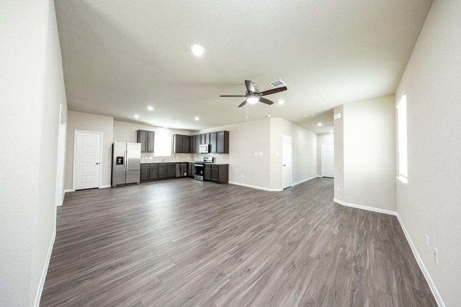 Spacious, unfurnished interior of a new home in Mackenzie Creek, Conroe (Image 17). Spacious, unfurnished interior of a new home in Mackenzie Creek, Conroe (Image 17).