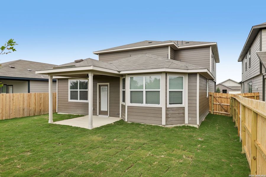 Exterior details and patio area of a home in Thomas Pond, San Antonio (Image 3).