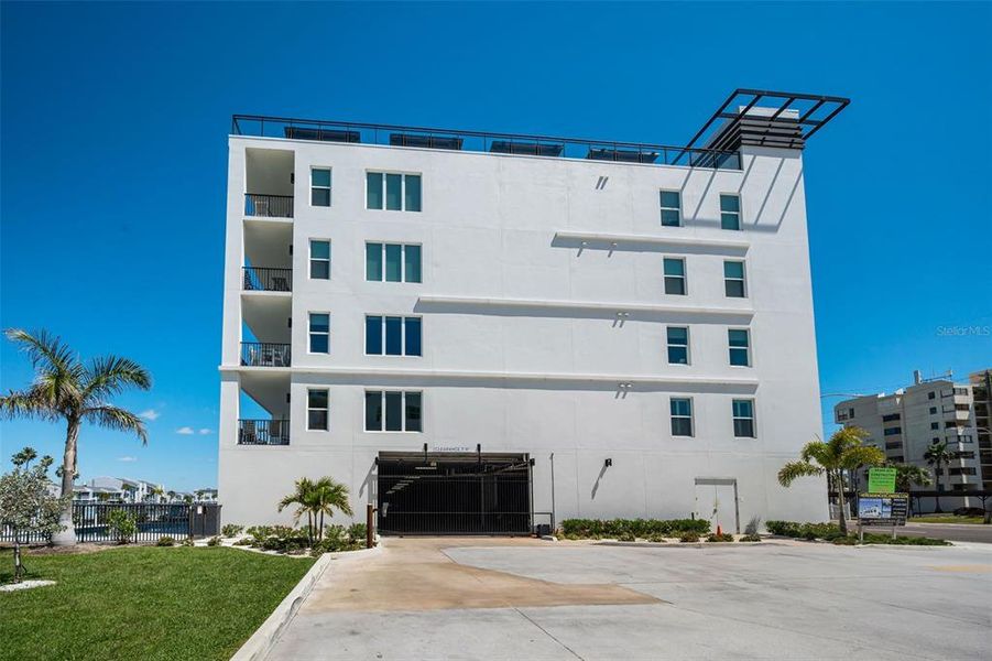 Condo located in Madeira Beach, FL showcasing its design and architecture (Image 39).