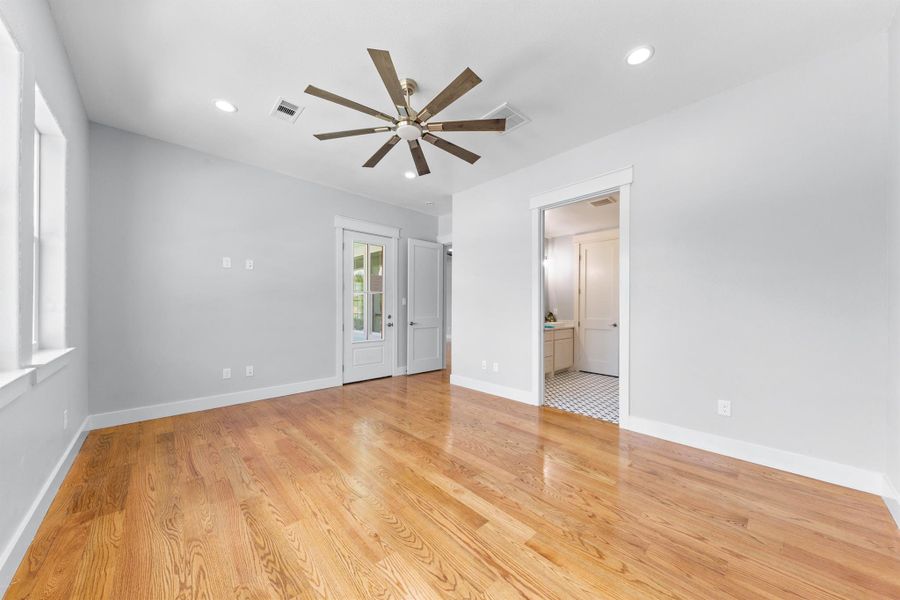 Spacious, unfurnished interior of a new home in , Galveston (Image 30).