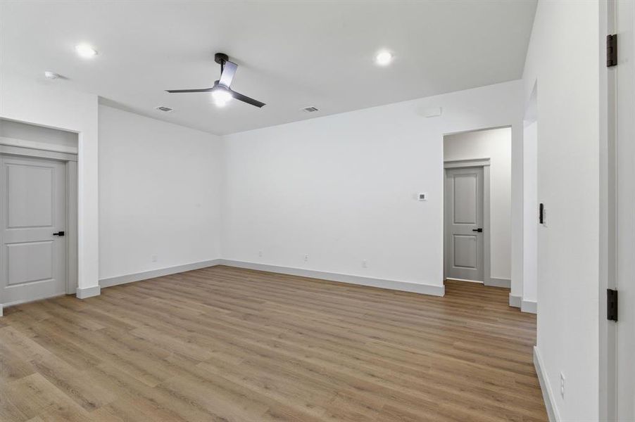 Spacious, unfurnished interior of a new home in , Log Cabin (Image 18).