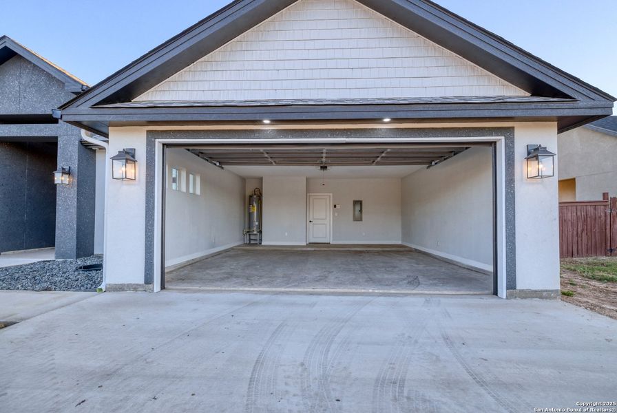 Exterior details and patio area of a home in , Uvalde (Image 25).