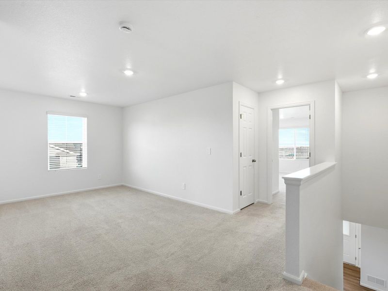 Spacious, unfurnished interior of a new home in Skyview at High Point, Aurora (Image 11).