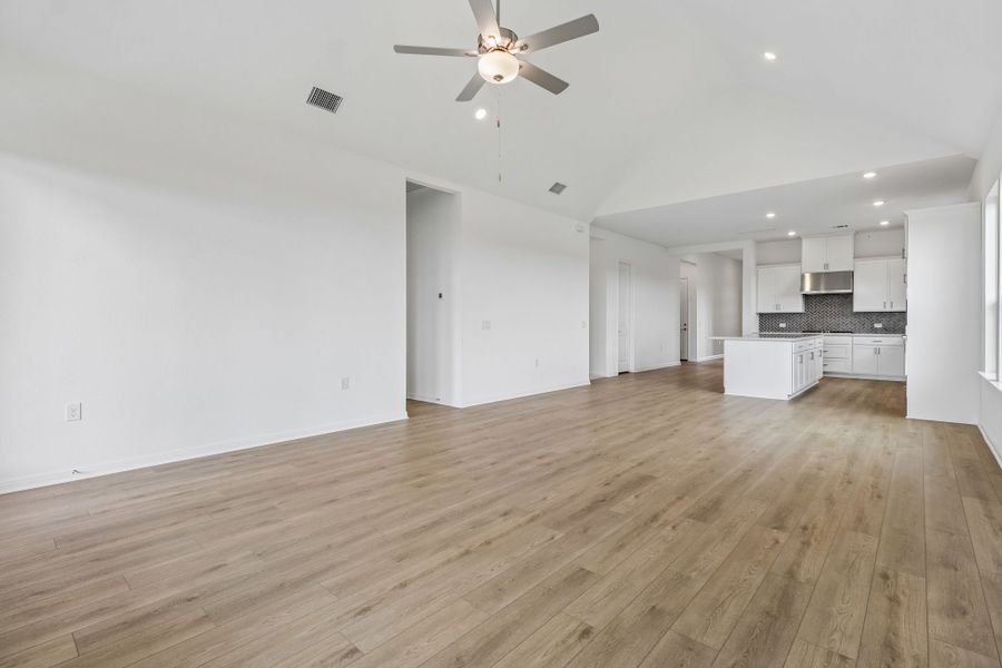 Spacious, unfurnished interior of a new home in Silverleaf, Cedar Creek (Image 17).
