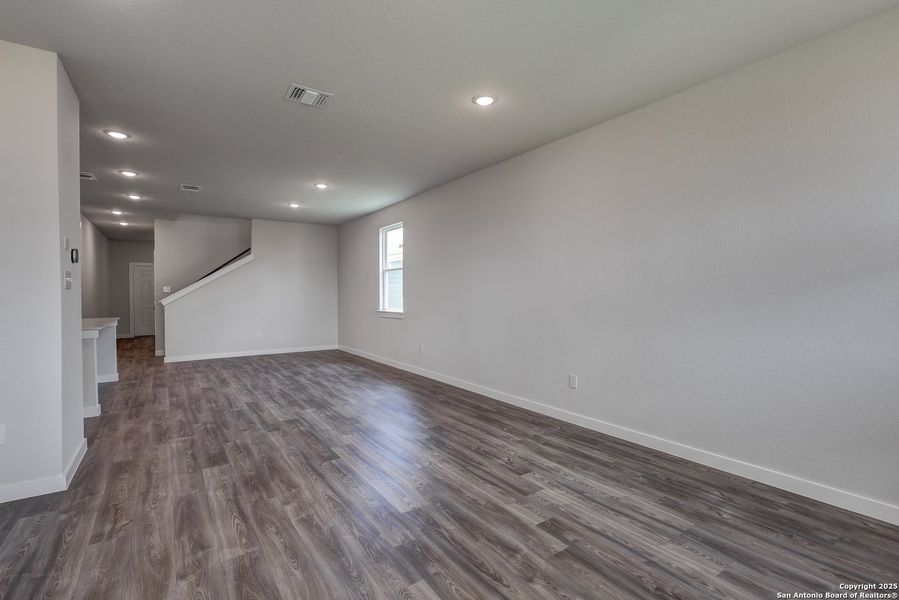 Spacious, unfurnished interior of a new home in Cinco Lakes, San Antonio (Image 16).