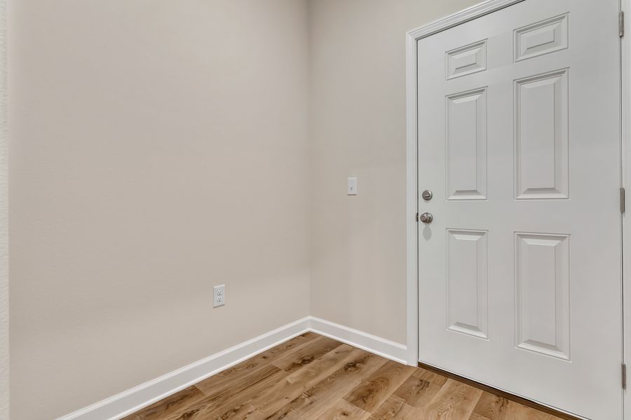 Spacious, unfurnished interior of a new home in Oak Hollow, Crestview (Image 28).