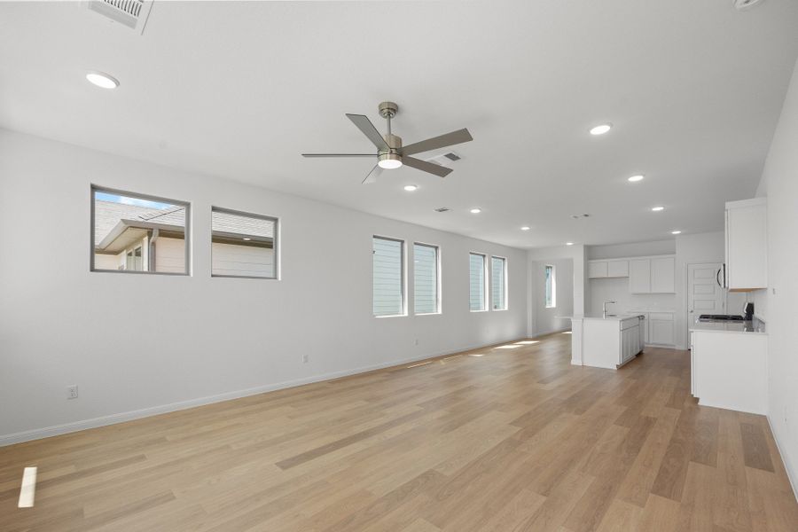 Spacious, unfurnished interior of a new home in Trinity Ranch, Elgin (Image 19).