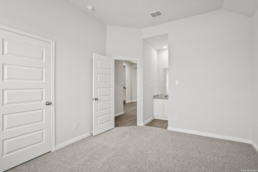 Spacious, unfurnished interior of a new home in Cinco Lakes, San Antonio (Image 23).