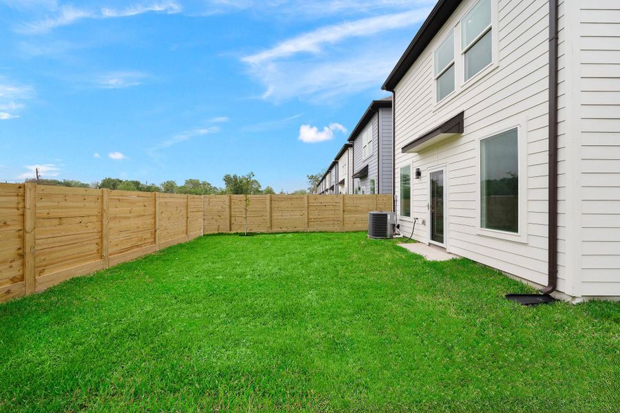 Exterior details and patio area of a home in Scranton Estates, Houston (Image 23).