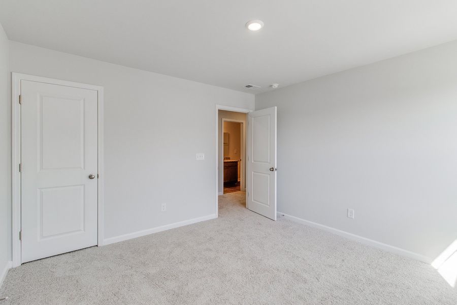 Spacious, unfurnished interior of a new home in Bluefield, Lexington (Image 30).