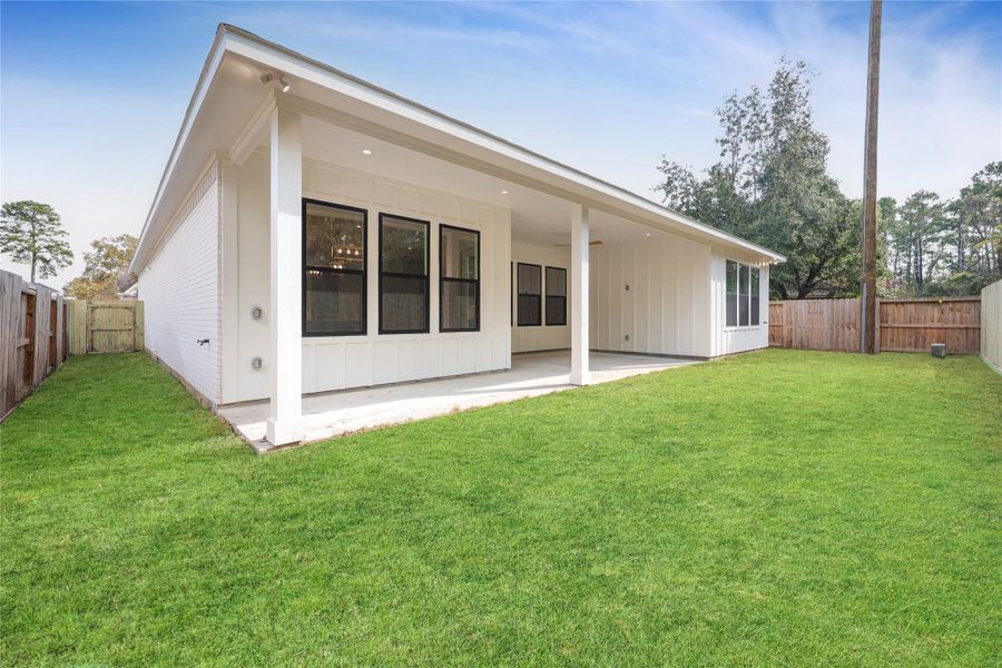 Exterior details and patio area of a home in , Humble (Image 3).