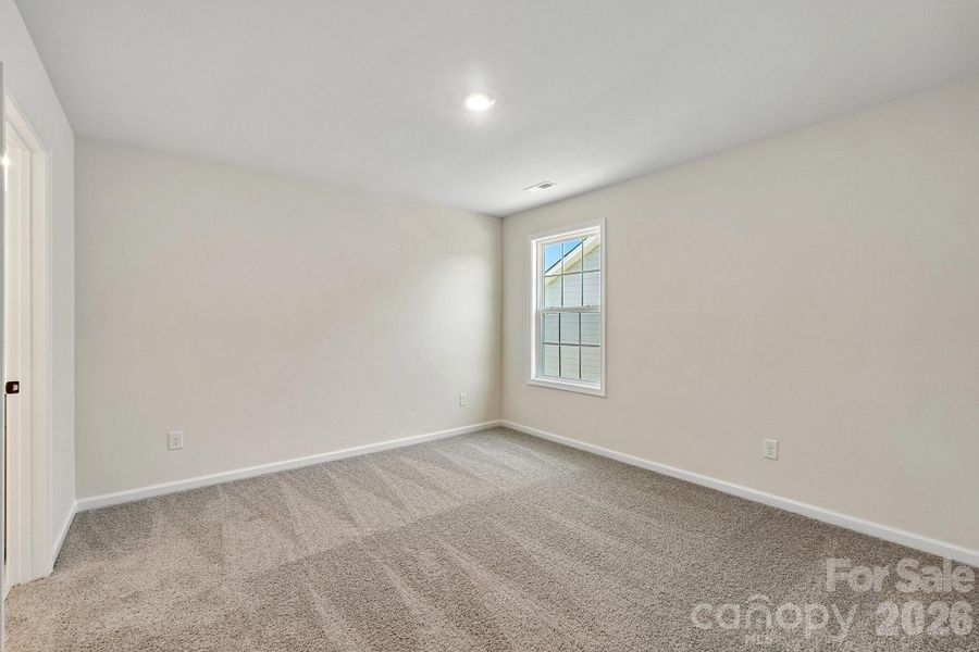 Spacious, unfurnished interior of a new home in Sylvan Creek, Denver (Image 27).