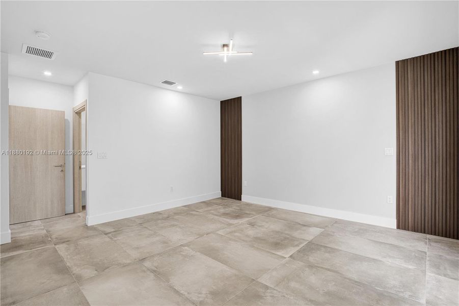 Spacious, unfurnished interior of a new home in , Miami (Image 14).