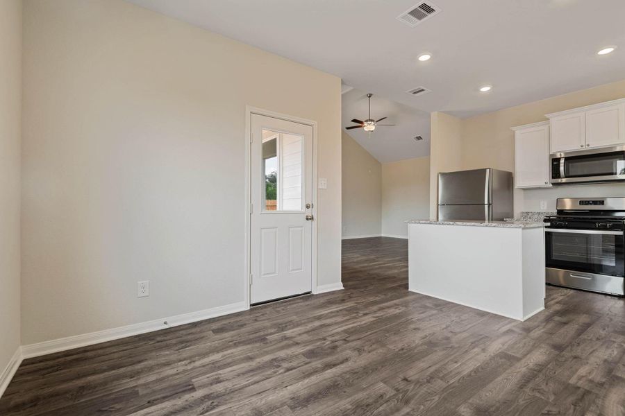 Spacious, unfurnished interior of a new home in Trails at Cochran Ranch, Waller (Image 16).