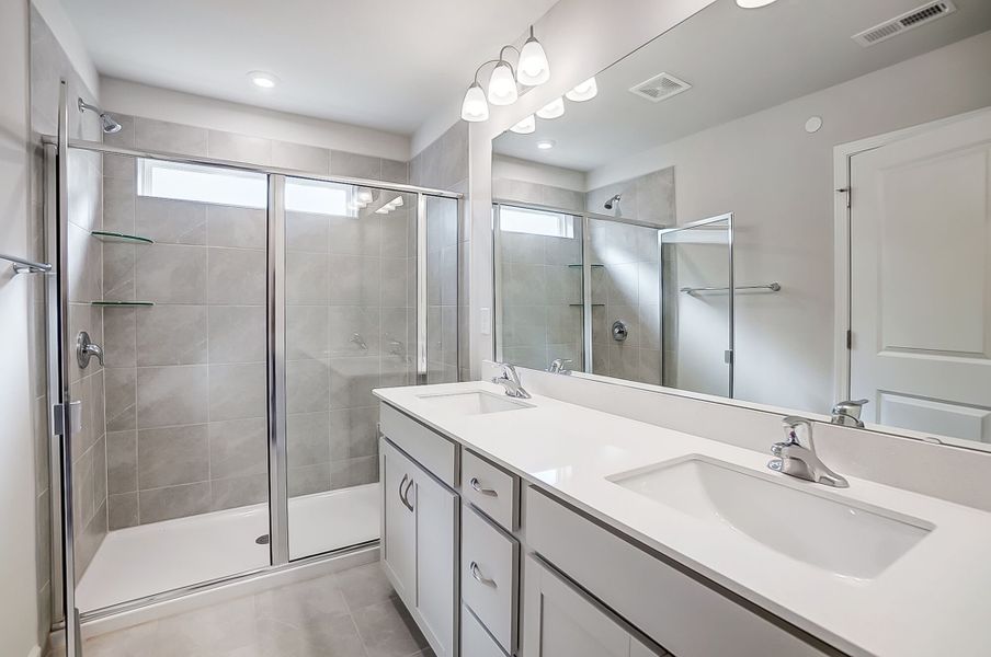 Owner's private full bath