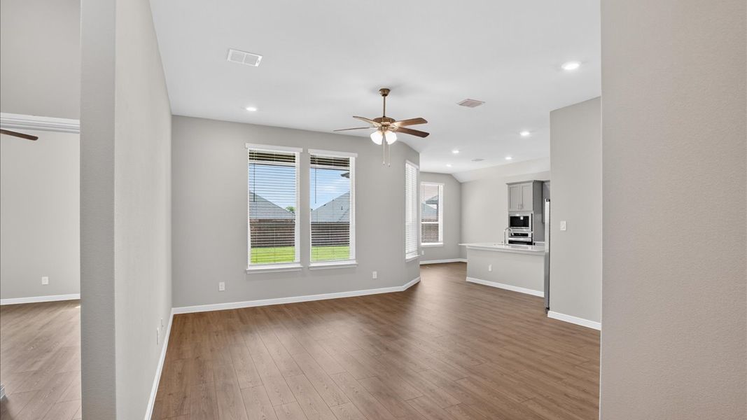 Spacious, unfurnished interior of a new home in Lakeview Pointe, Grand Prairie (Image 19).