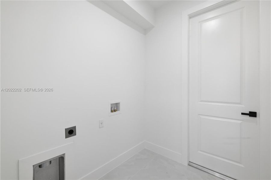 Spacious, unfurnished interior of a new home in , Lehigh Acres (Image 16).