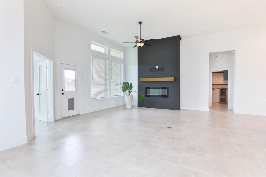Step into the formal living area featuring an upgraded black accent wall and plenty of room to create your dream space. Step into the formal living area featuring an upgraded black accent wall and plenty of room to create your dream space.