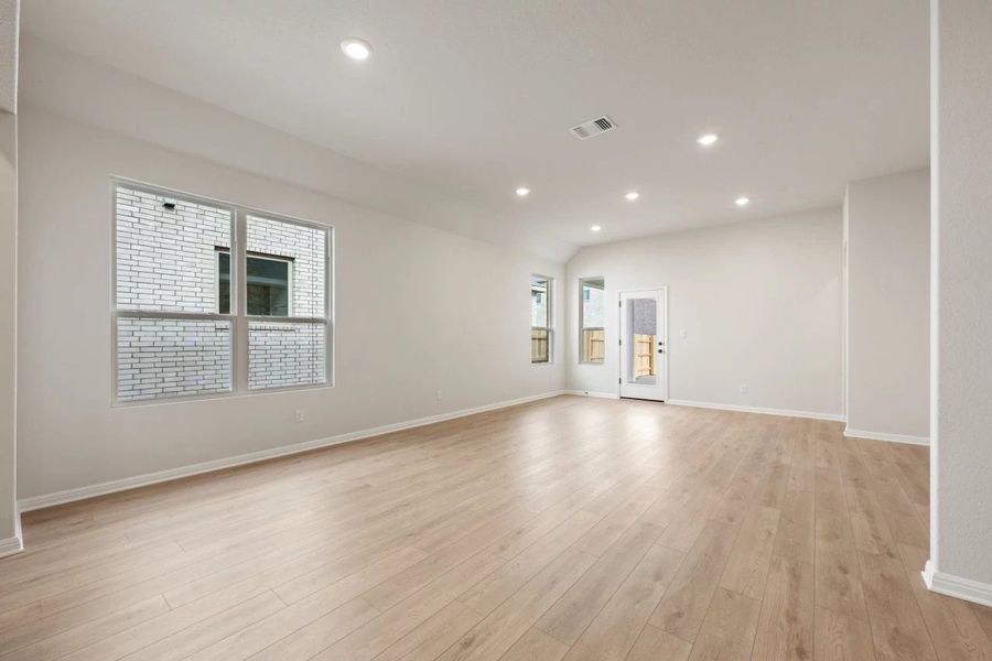 Spacious, unfurnished interior of a new home in Berry Creek Highlands, Georgetown (Image 20).