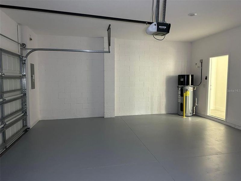 Spacious, unfurnished interior of a new home in , St. Cloud (Image 7).