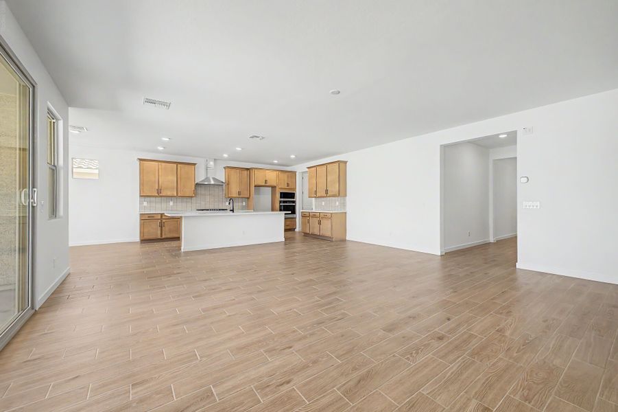 Spacious, unfurnished interior of a new home in White Tank Vistas, Waddell (Image 7).