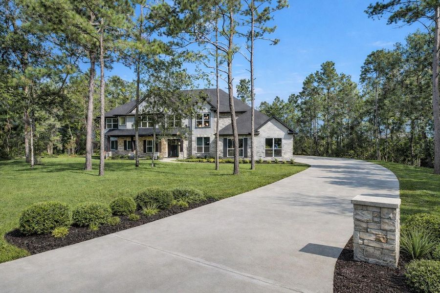 Welcome to 8604 Trinity Pines—a stunning custom luxury homenestled on 1.5 acres in theprestigious High MeadowEstates. *Virtually staged toshow possible landscapingoptions*