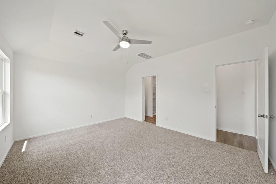 Spacious, unfurnished interior of a new home in Sunterra Lakes, Katy (Image 11).