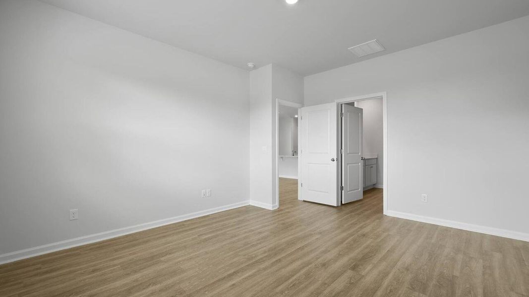 Spacious, unfurnished interior of a new home in Sheep Island, Summerville (Image 14).