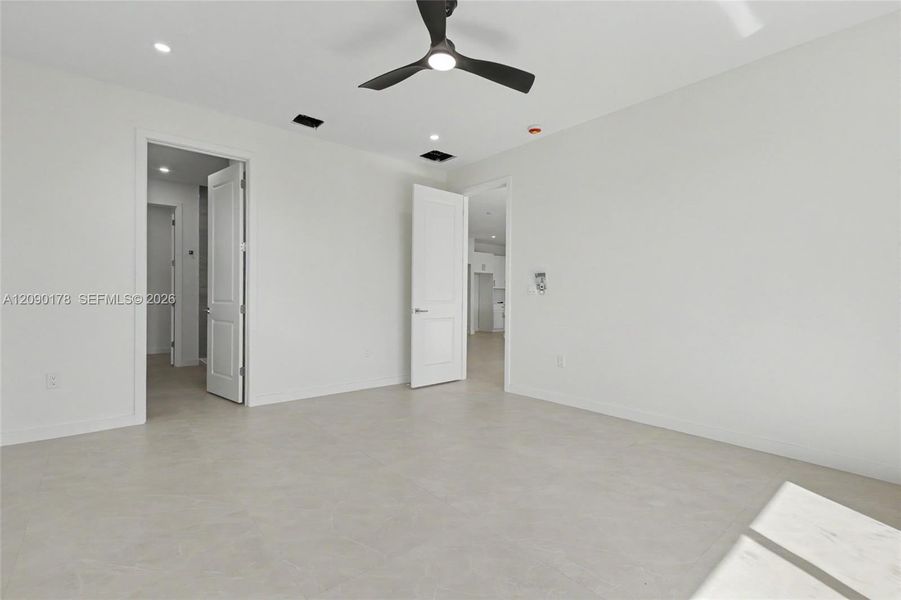 Spacious, unfurnished interior of a new home in , Oakland Park (Image 41).