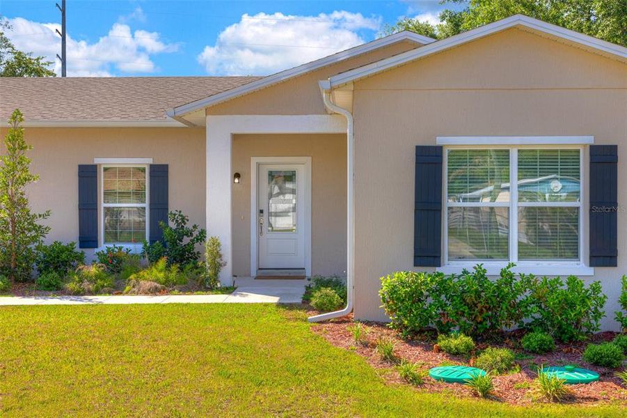 Exterior details and patio area of a home in , Deland (Image 3).