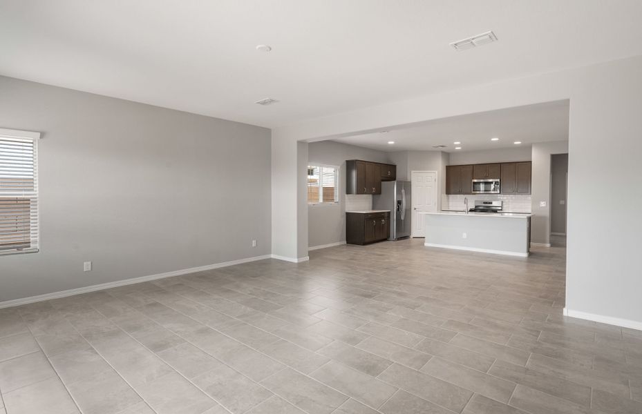 Spacious, unfurnished interior of a new home in El Cidro, Goodyear (Image 23).